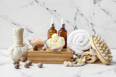 Açık arkaplanda Shea tereyağı ile spa seti