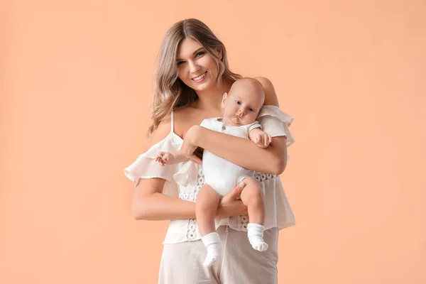 Felice Madre Con Carino Piccolo Bambino Sfondo Colore — Foto Stock