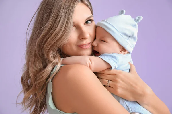 Madre Feliz Con Lindo Bebé Fondo Color Primer Plano —  Fotos de Stock