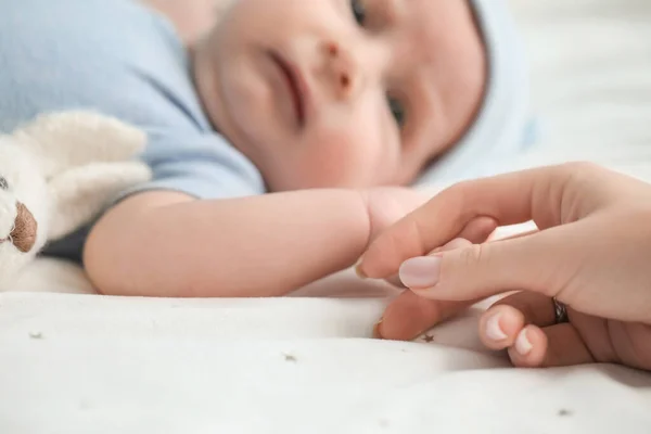 Hand Mother Cute Little Baby Lying Bed Closeup — Stock Photo, Image