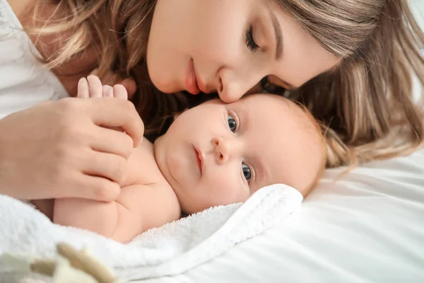 Madre Feliz Lindo Bebé Cama Casa Primer Plano —  Fotos de Stock