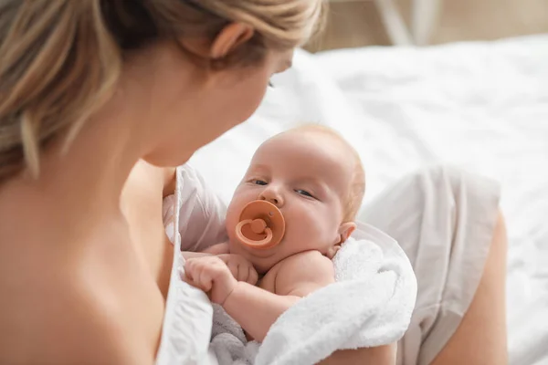 Šťastná Matka Roztomilé Děťátko Posteli Doma Detailní Záběr — Stock fotografie