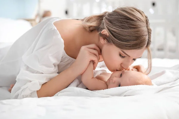 Feliz Madre Lindo Bebé Cama Casa —  Fotos de Stock