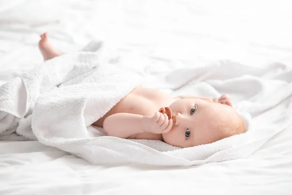 Bebé Bonito Deitado Cama Casa — Fotografia de Stock