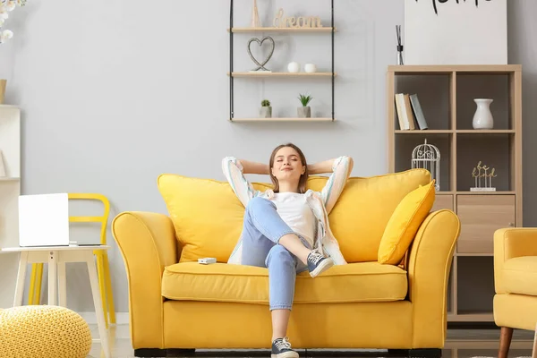 Schöne Junge Frau Entspannt Sich Auf Sofa Wohnzimmer — Stockfoto