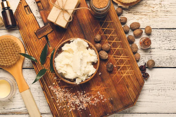 Složení Bambuckým Máslem Ořechy Koupelovými Potřebami Lehkém Dřevěném Pozadí — Stock fotografie