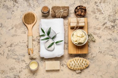 Grunge arka planında Shea yağı ile spa seti