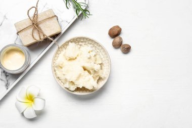 Hafif arka planda tereyağlı, kremalı ve sabunlu kase