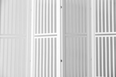 Işık duvarının yanında katlanan ekran, kapat