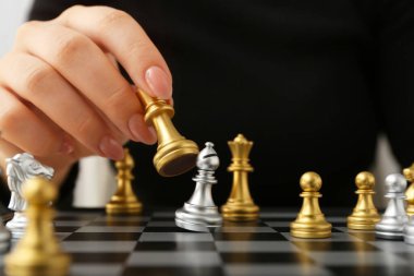 Masada satranç oynayan kadın, yakın plan.