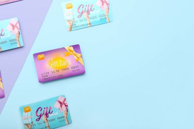 Renk arkaplanındaki hediye kartları