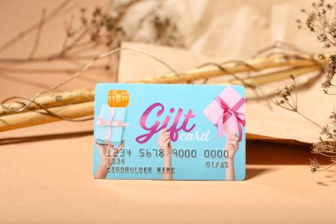 Arkaplanda hediye kartı ve çiçek dekoru