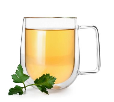 Beyaz arka planda maydanozlu sıcak çay.