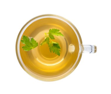 Beyaz arka planda maydanozlu sıcak çay.