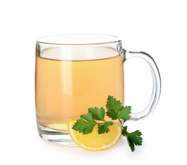 Beyaz arka planda maydanozlu ve limonlu sıcak çay.