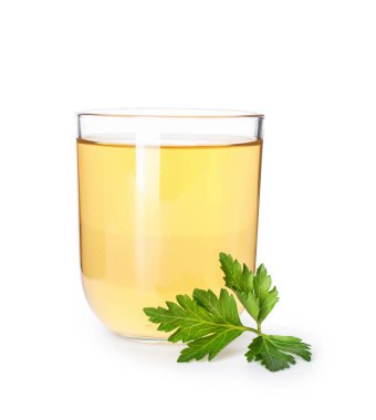 Beyaz arka planda maydanozlu sıcak çay.