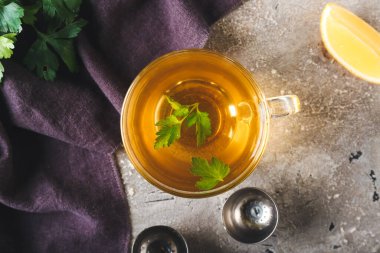 Bir fincan maydanozlu ve limonlu sıcak çay.