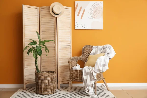 Wooden Folding Screen Armchair Color Wall — Stock Photo, Image