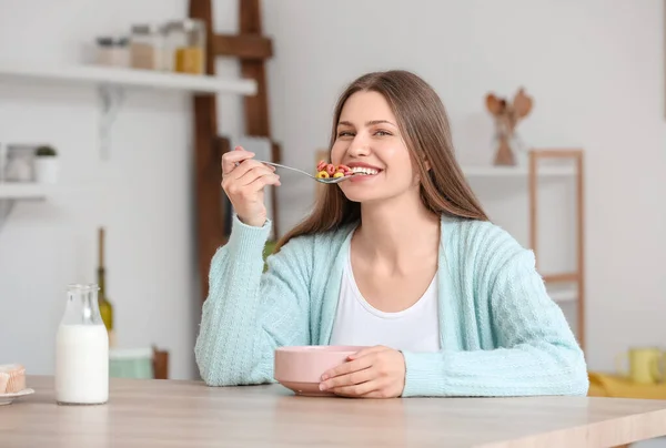 Beautiful Young Woman Eating Cornflakes Home — Stock Photo, Image