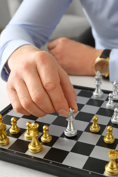 Man Playing Chess Table Closeup — Stock Photo, Image