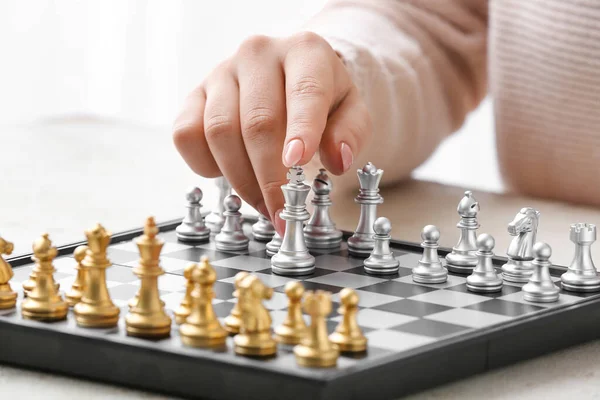 Kvinna Spelar Schack Ljust Bord — Stockfoto