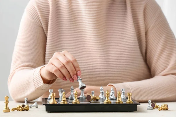 Женщина Играет Шахматы Светлом Столе — стоковое фото