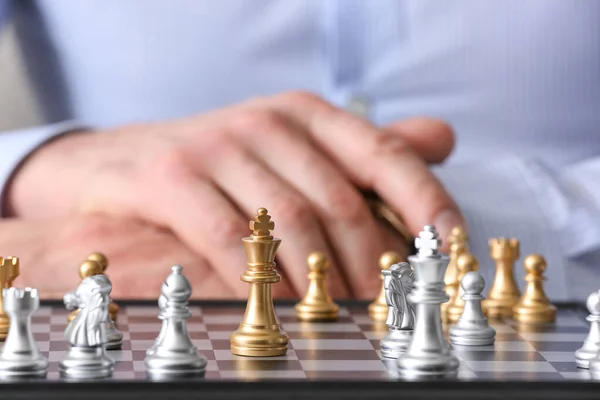 Man Playing Chess Table Closeup — Stock Photo, Image