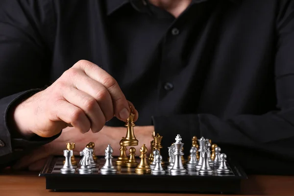 Man Spelar Schack Träbord — Stockfoto
