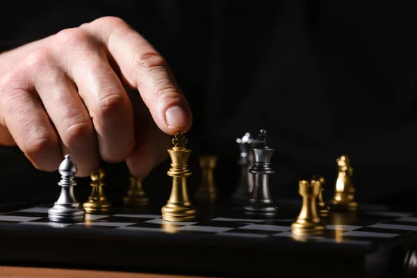 Man Spelar Schack Mörk Bakgrund Närbild — Stockfoto