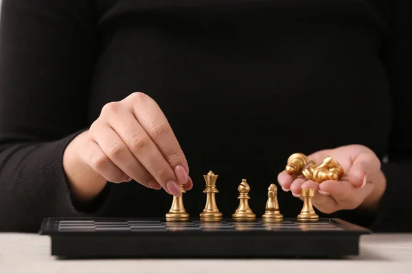 Femme Jouant Aux Échecs Table Gros Plan — Photo