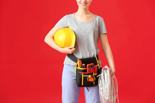 Jonge Vrouwelijke Elektricien Met Gereedschap Kleur Achtergrond — Stockfoto