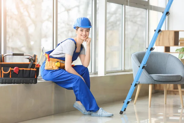 Mooie Vrouwelijke Elektricien Zittend Vensterbank Kamer — Stockfoto