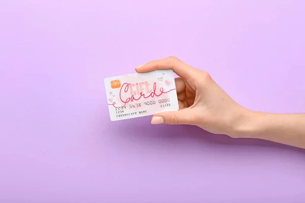 女性の手とギフトカードの色の背景 — ストック写真