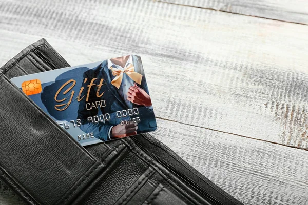 カラー木製の背景にギフトカード付き財布 — ストック写真