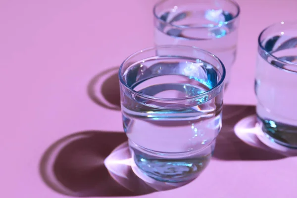 Bicchieri Acqua Sfondo Colore — Foto Stock
