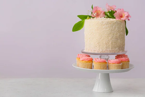 Stojan Dezert Chutnými Cupcakes Barevném Pozadí — Stock fotografie