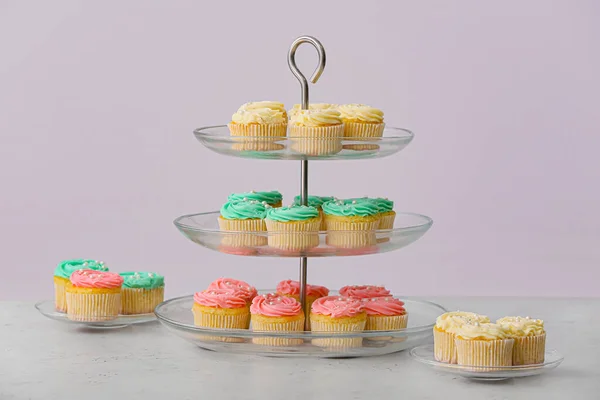 Desszert Stand Ízletes Cupcakes Színes Háttér — Stock Fotó