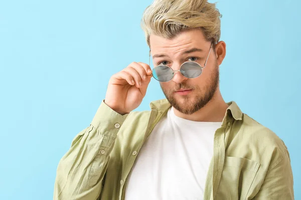 Young Man Stylish Sunglasses Color Background — Stock Photo, Image