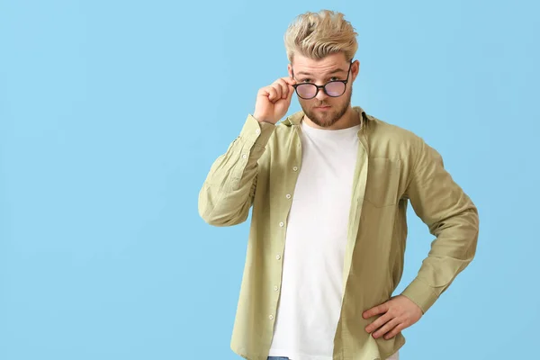 Young Man Wearing Eyeglasses Color Background — Stock Photo, Image