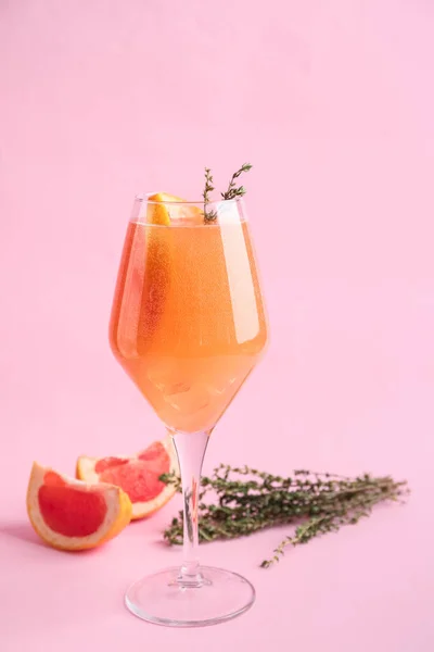 Glass Tasty Grapefruit Cocktail Thyme Color Background — Stock Photo, Image