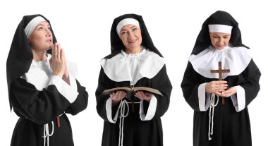 Beyaz arka planda olgun bir rahibe