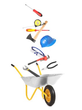 Beyaz zemin üzerinde uçan inşaat araçları olan el arabası