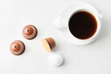 Masada kapsüllü bir fincan kahve.