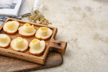 Hafif arka planda taze ekmek ve tereyağı dilimleri