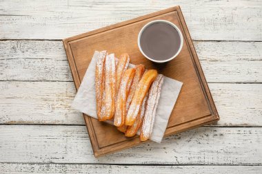 Lezzetli churros ve erimiş çikolata soslu tahta.