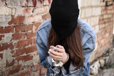 Dışarıda kelepçeli bir kadın rehine.