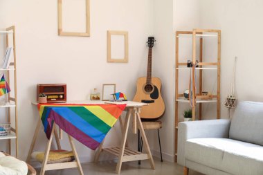 LGBT bayrakları odanın içinde şık bir şekilde