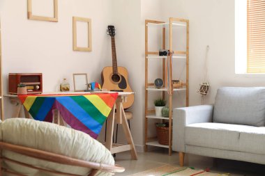 LGBT bayrağı şık bir iç mekan.