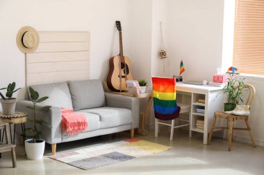 LGBT bayrakları odanın içinde şık bir şekilde