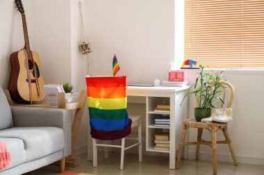 LGBT bayrakları odanın içinde şık bir şekilde